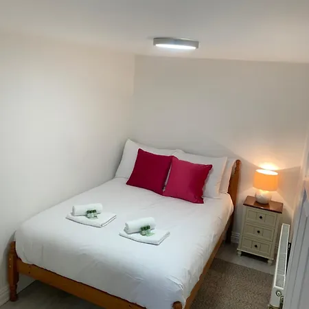 Tidy And Spacious On The Door Step Of Ramsbottom Town Center Exterior photo