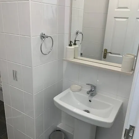 Tidy And Spacious On The Door Step Of Ramsbottom Town Center Exterior photo