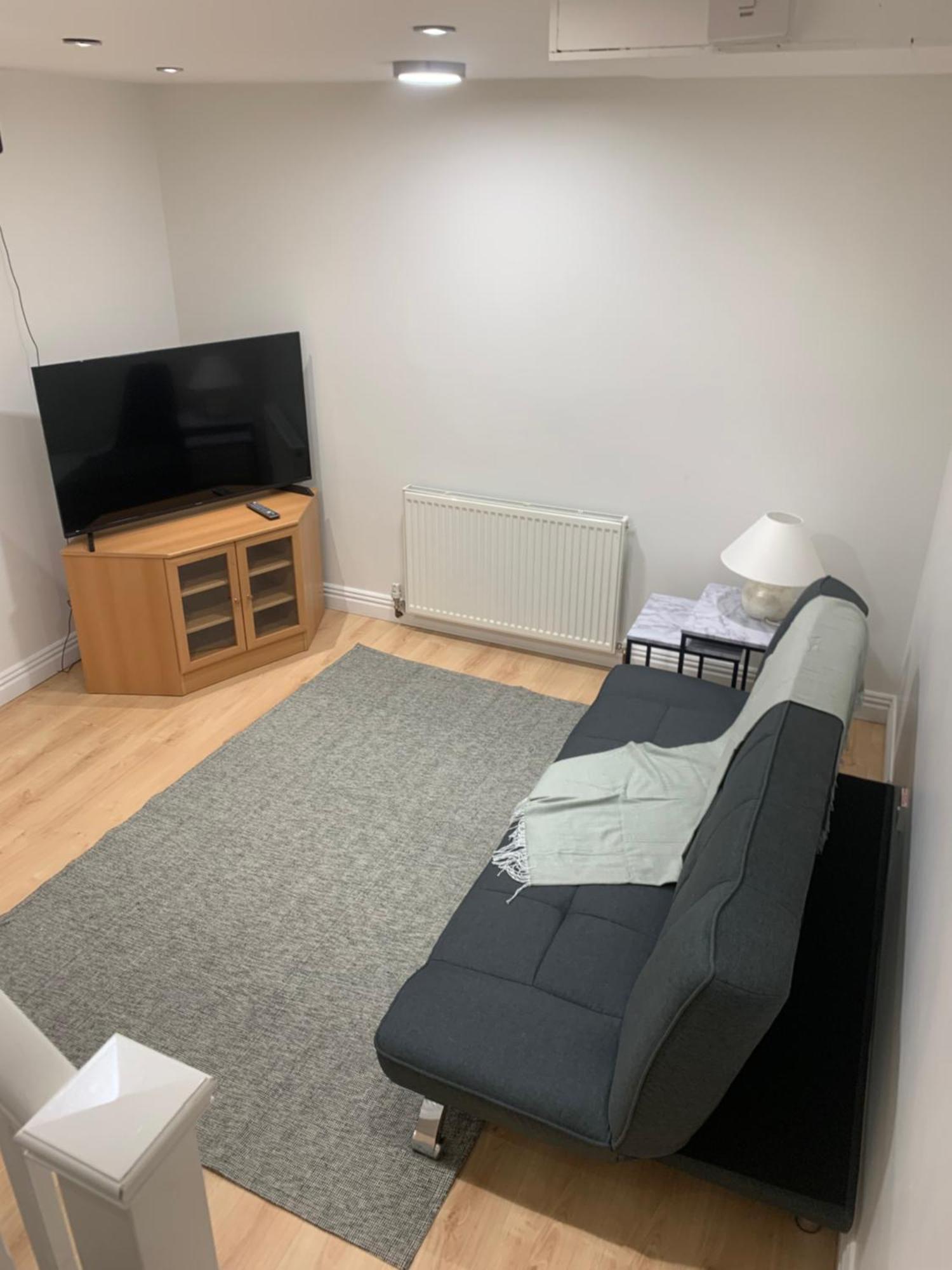Tidy And Spacious On The Door Step Of Town Center Apartment *