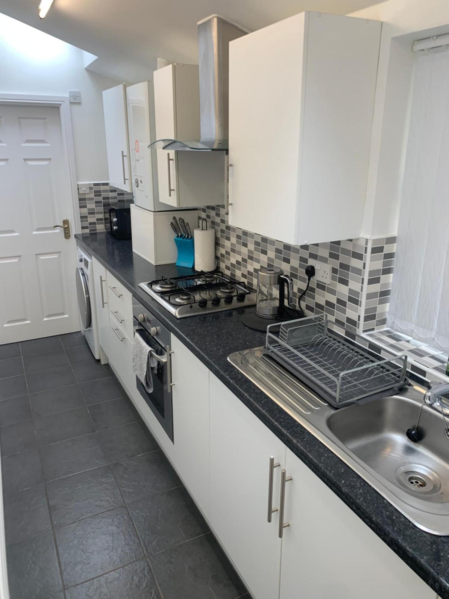 Tidy And Spacious On The Door Step Of Town Center *