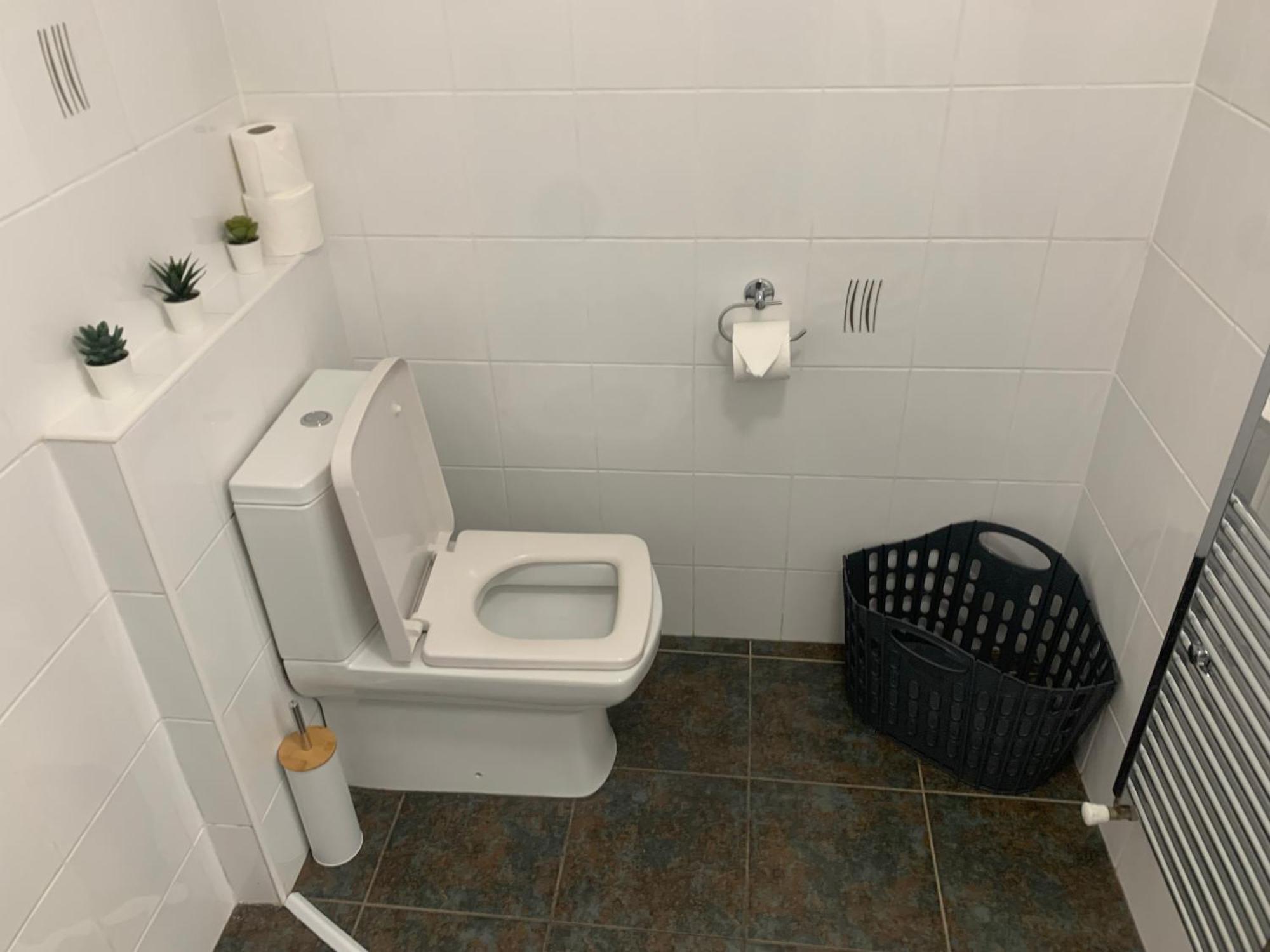Tidy And Spacious On The Door Step Of Town Center Apartment *